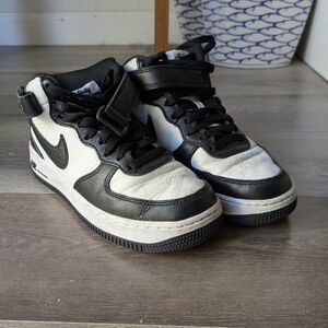 Nike Kids Black and White Sneakers - Size 4